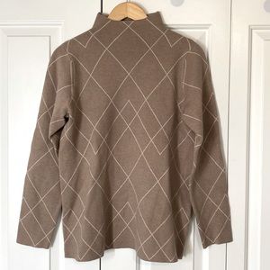 Tahari Tan Sweater with White Pattern Size M